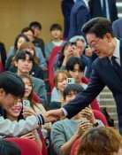 ‘이재명’ 새겨진 중앙대 과잠 입고, 모교 후배들과 찰칵[청계천 옆 사진관]