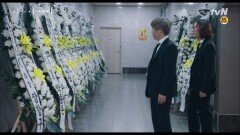 그동안 모아둔 돈으로 이지은 할머니 장례식장에 화환 가득 채우는 박호산 | tvN 180517 방송