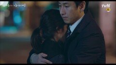 지은이 떠나기 전, 비로소 서로를 안아주며 미소 짓는 이선균X이지은.. '파이팅!' | tvN 180517 방송
