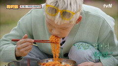 맛있는 거+맛있는 거! 그냥 먹어도 맛있는데 토핑까지 얹은 환상의 비빔라면 맛보기 | tvN 220527 방송