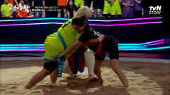 홍윤화를 무릎 꿇린 신수지와 재대결!! 5초 싸움의 승자는?? 5, 4, 3, ..! (ft. 스프링 무릎?!) | tvN STORY 220906 방송