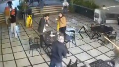 [앉아서 세계 속으로]의자 부수고 유리창 와장창…카페 습격사건 