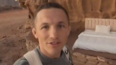 [앉아서 세계 속으로]숙소라더니…사막에 덩그러니 침대만