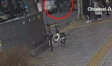 우산 쓰고 건너다…트럭에 참변