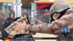 [앉아서 세계 속으로]낡은 전투복 입고…밀가루·계란 던지는 전투?