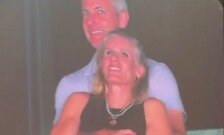 [앉아서 세계 속으로]‘키스캠 불륜 소동’ 그 여성, 위기관리 강사 변신