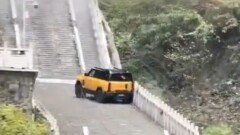 中 전기차, 장가계 계단 오르다 ‘쾅’…무슨 일?