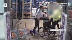 휠체어서 벌떡 일어나 ‘퍽퍽’…남성 정체는?