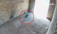 “병사 앞길 열어준다”…총 쏘는 中 로봇개?