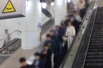 에스컬레이터 ‘두 줄 서기’ 검토…시민들 반응은? 