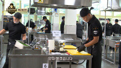 시선 강탈 멀리서 봐도 심상치 않은 조리병들의 정교한 칼질 TV CHOSUN 251026 방송