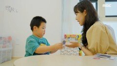 그림을 이용해 언어를 촉진하는 방식의 PECS 치료를 받는 자폐 아동, MBC 240427 방송