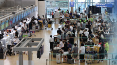 북적이는 인천공항…일평균 이용객 21만 명 넘어