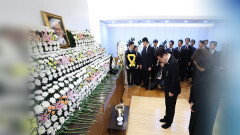 ′민주주의의 스승′ 배웅…이 대통령, 훈장 추서