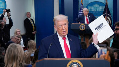 트럼프, 취임 1년 성과 과시…국내외 ′냉담′