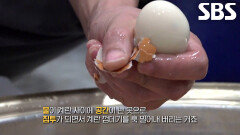 하루에 1,200개씩 달걀 까는 부산 밀면 달인의 손놀림