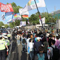 龙山总统室100米以内的首次示威……在正门前面“尽量慢点走”