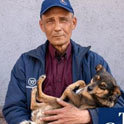 61岁乌克兰男子和宠物狗一道远行225公里，逃离俄罗斯占领地