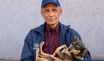61岁乌克兰男子和宠物狗一道远行225公里，逃离俄罗斯占领地