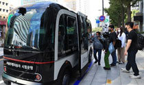 在清溪广场~世运商街驰骋的无人驾驶巴士……“下个月正式投运”