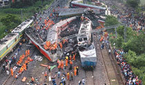 印度发生3列火车连环相撞事故……至少造成288人死亡