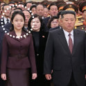女儿金主爱站在中间……金正恩参拜锦绣山太阳宫