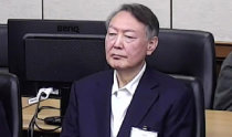 韩国有史以来第四次现场直播前总统审判……尹锡悦紧闭嘴唇表情僵硬