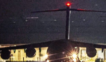 美军C-5等5架大型运输机集结乌山基地，连夜装货