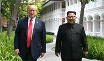 特朗普预告“将与伊朗签署”后 发布与金正恩合影