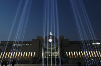 纪念守护西海的55名勇士的光芒，照亮了首尔的天空
