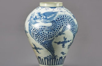 李健熙捐赠的“白瓷青花 云龙纹壶”在美国休斯敦博物馆展出