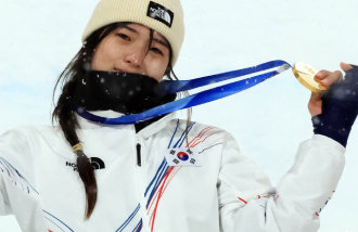 在受伤的手中紧握金牌…崔佳温摘得韩国滑雪项目首金