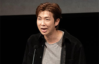 防弹少年团RM藏品展在美国开幕 展出140件收藏品