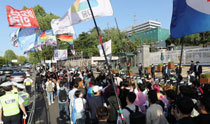 龍山總統室100米以內的首次示威……在正門前面“盡量慢點走”