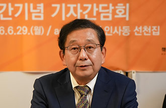 保坂右二教授稱“日本極右翼夢想回到1945年以前”