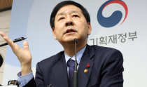 Korea to ease ownership rules to boost chip industry