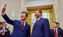 Lee, Xi share candid moment over selfie