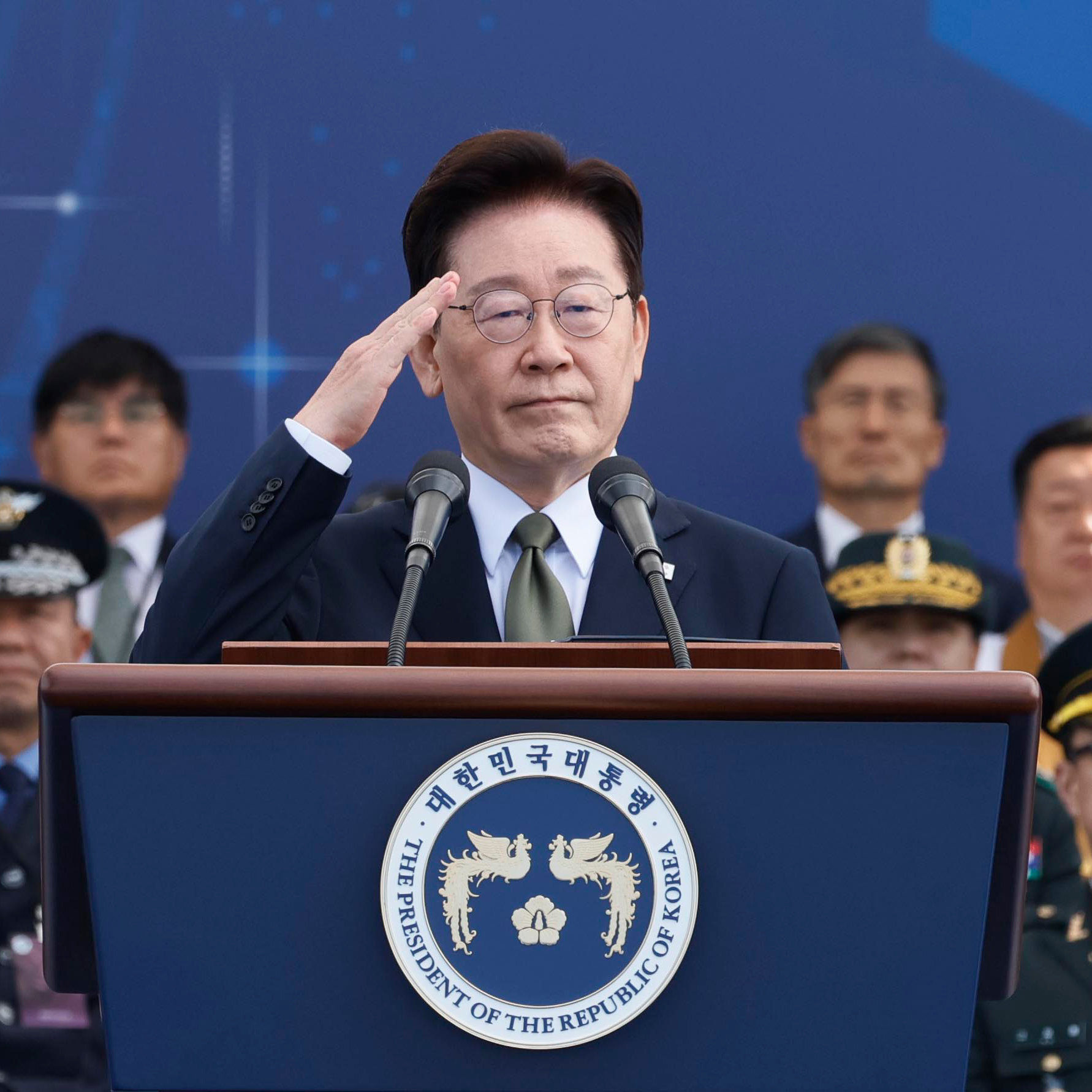 Lee stops short of blaming North Korea for DMZ blast