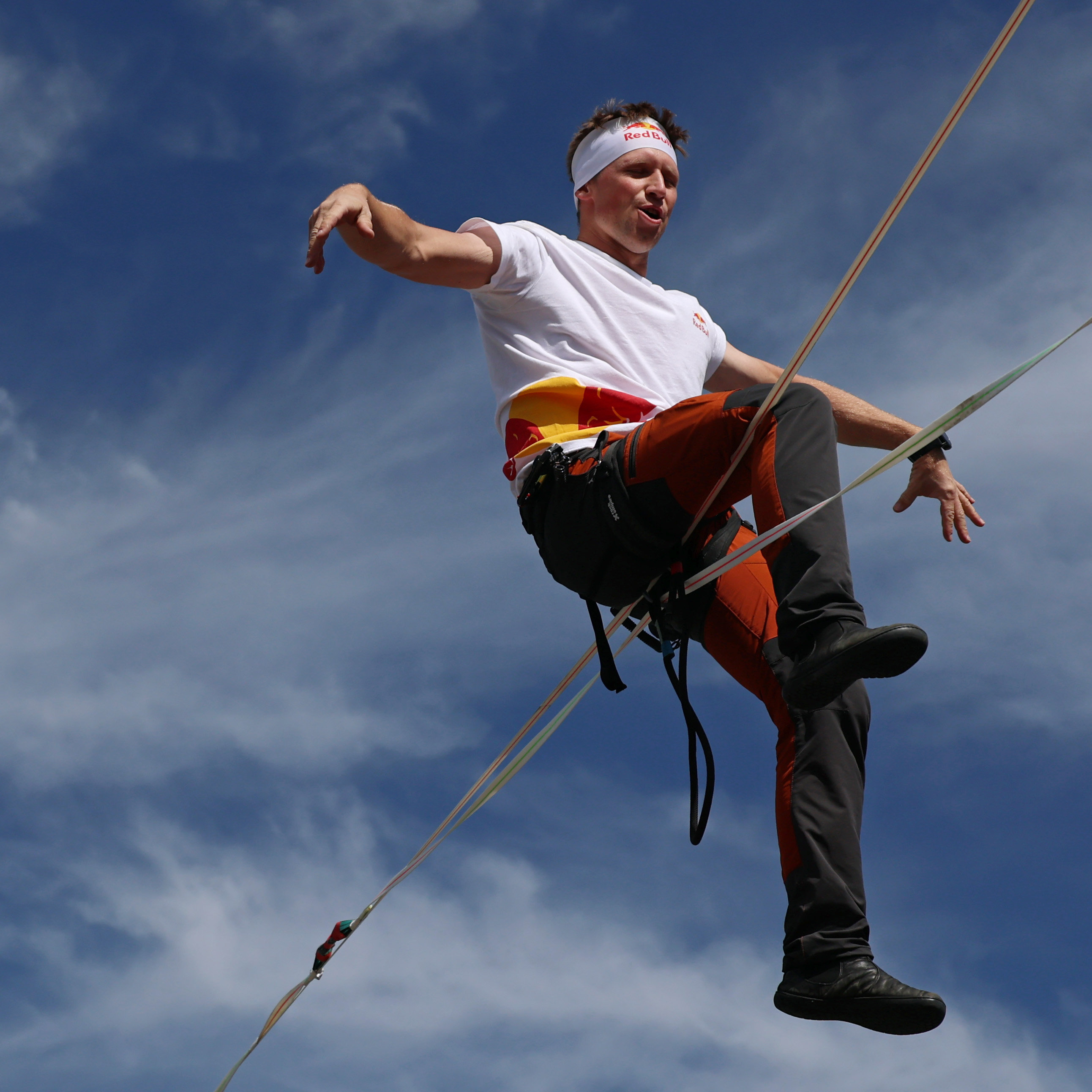 Slackliner performs 120 meters above central Seoul