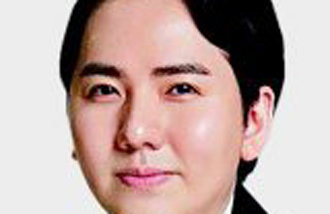 Pop opera singer Lim Hyung-joo wins Camellia Medal