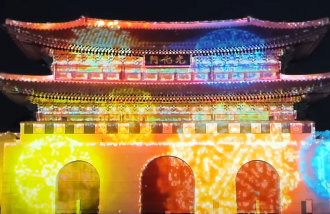 Record crowds attend Gwanghwamun media art show