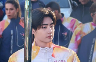 Park Sung-hoon carries Winter Olympics torch in Milan