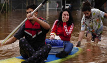 ブラジルで８０年ぶりの大洪水、７８人死亡１０５人行方不明