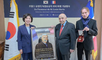 韓国の独立運動を助けたフランスのマラン先生に建国勲章を伝達