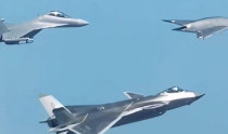 ステルス戦闘機とドローンが編隊飛行、中国軍が映像を初公開
