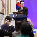李大統領「国民の北朝鮮拘束、初耳」　翌日大統領室が「早期の南北対話で解決へ」