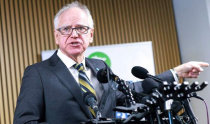 米検察、ミネソタ州知事を強制捜査　ウォルズ氏「沈黙しない」