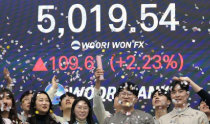 コスピ５０００突破、取引中で史上初　評価転換の試金石