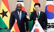 李大統領、ガーナ大統領と海洋安保協力を協議　「ガーナチョコレート」贈呈