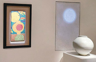 １８世紀の白磁の横に２０世紀の金煥基の絵、月の壺で「通」じる　国立中央博が李健熙特別展